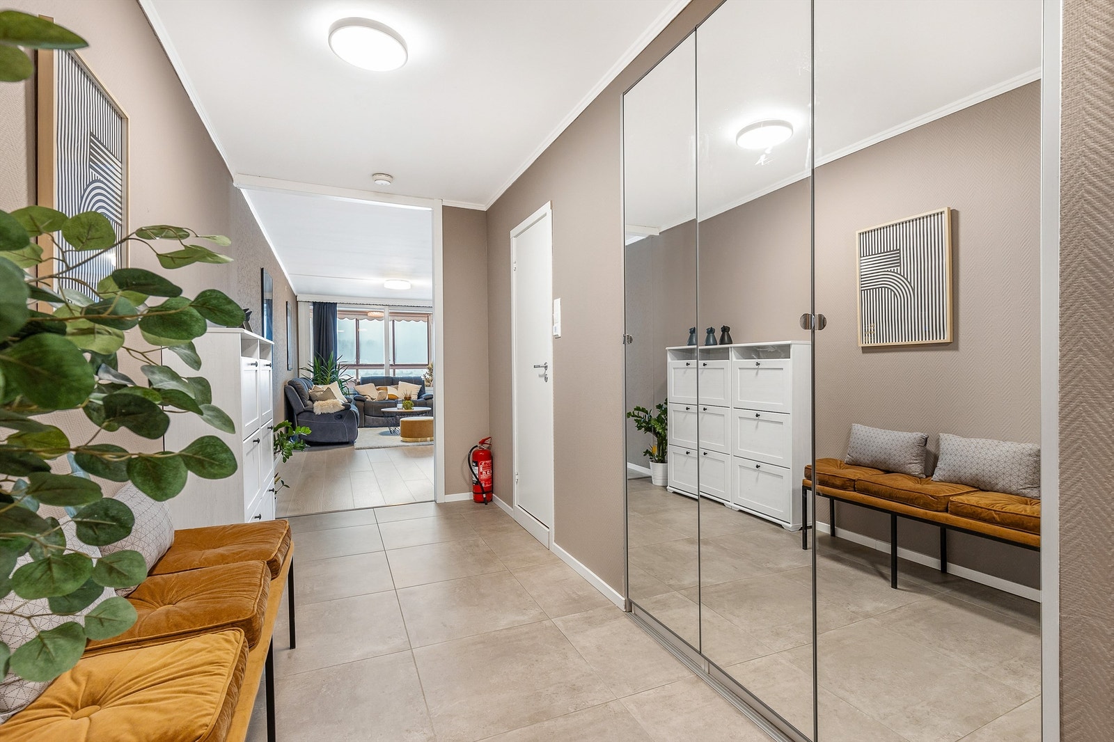Velkommen inn i leiligheten! Entreen er stilfull og romslig og gir et godt førsteinntrykk av boligen. Galleribilde