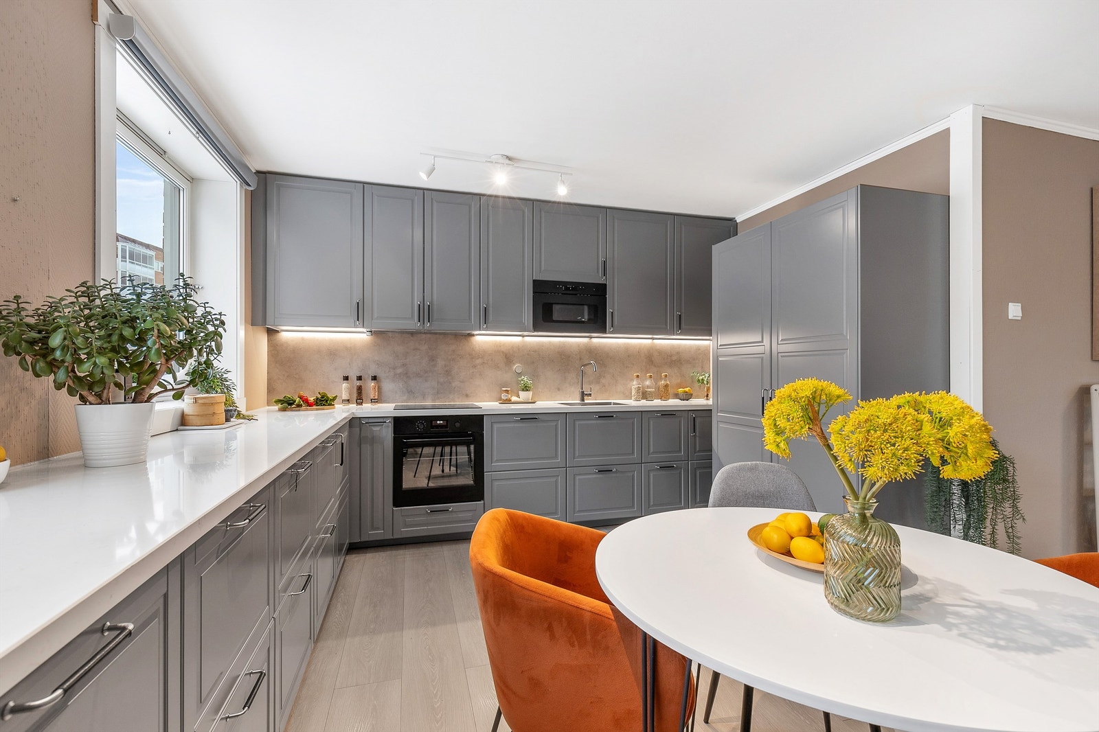 Kjøkkenet er nytt fra 2019, med tidløs og stilfull innredning av av profilerte fronter og en pen benkeplate i stein med nedfelt vask. Av integrerte hvitevarer er platetopp, stekeovn, mikrobølgeovn, oppvaskmaskin, kjøleskap og fryseskap. Galleribilde