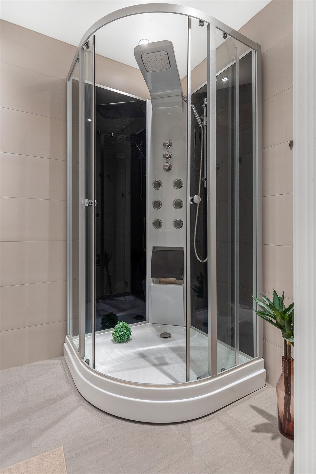 Dusjen er utstyrt med flere funksjoner, og er et romslig dusjkabinett med god plass. Galleribilde