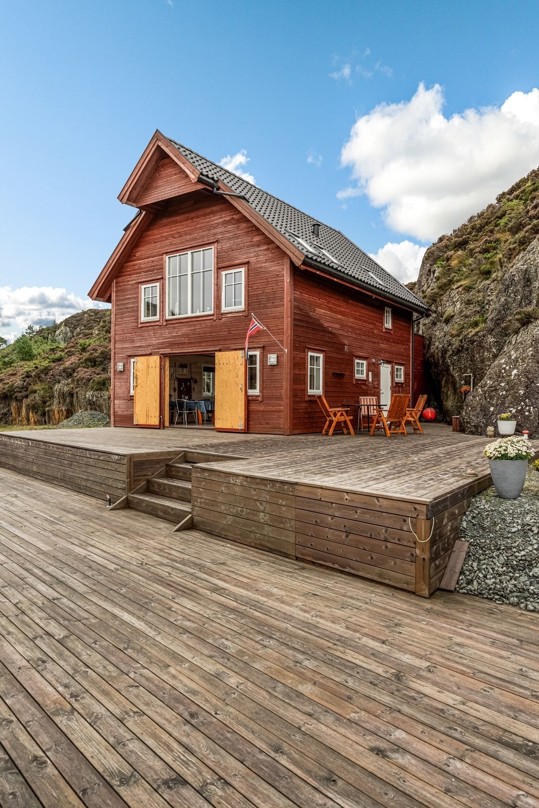 Fint opparbeidet uteområde med stort kaianlegg Galleribilde