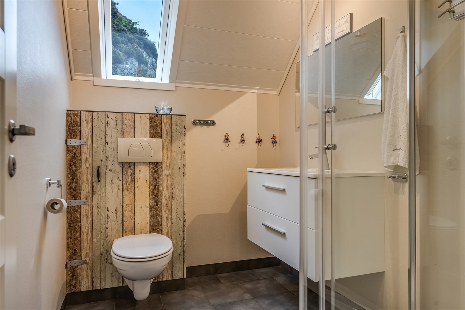 Badet i 2.etasje er innredet med servant, vegghengt toalett og dusjhjørne Galleribilde