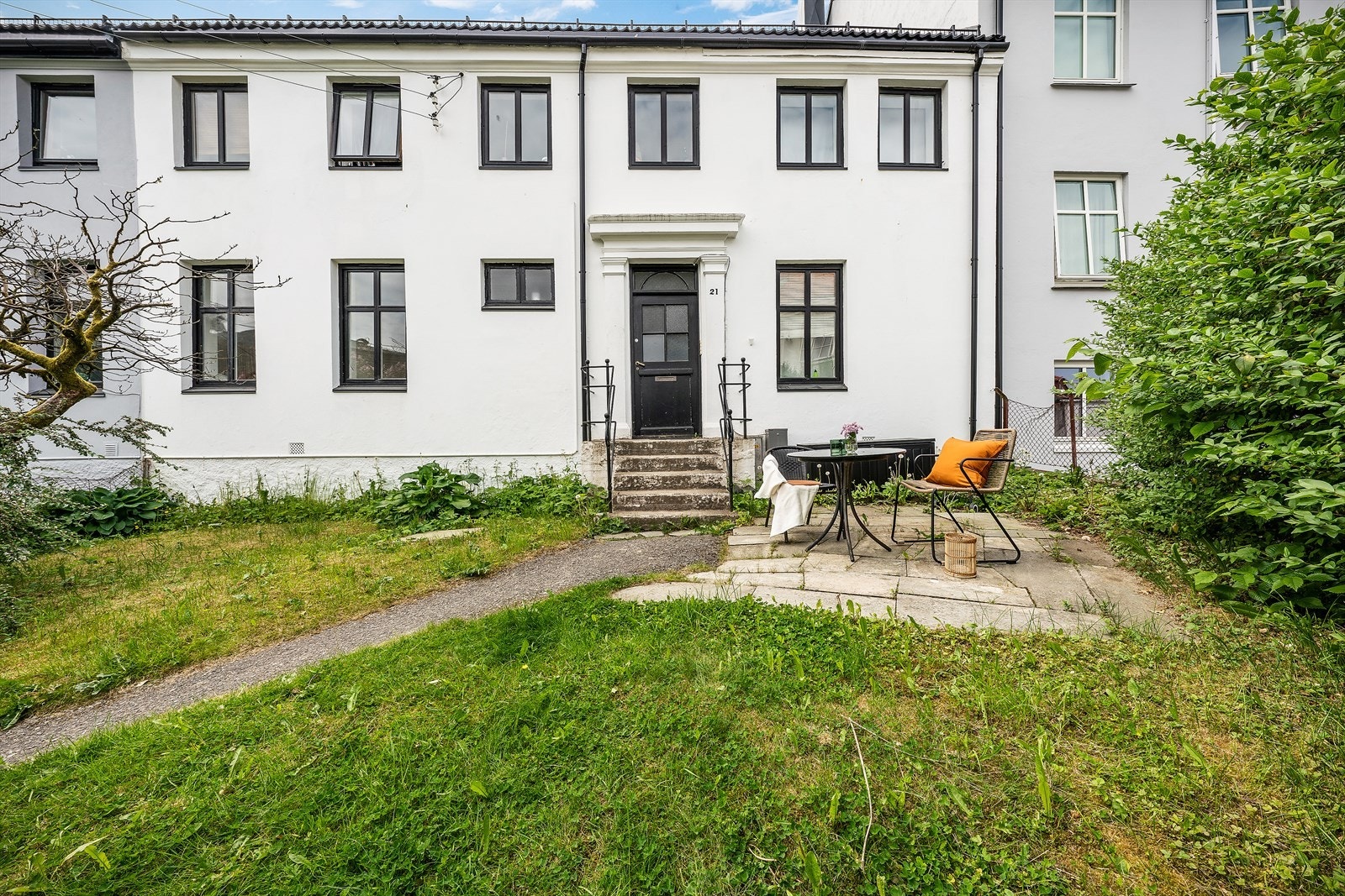- Borettslaget byr på flotte felles uteplasser på fremsiden av bygget - Galleribilde