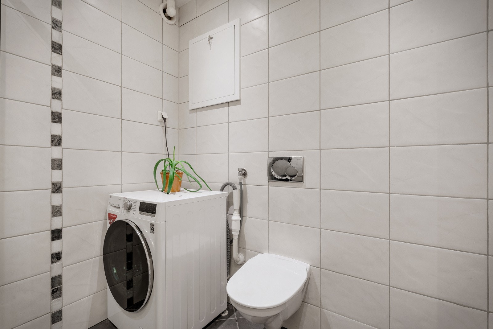 - Badet er innredet med vegghengt toalett, benkeskap med servant, dusjkabinett, fordelerskap rør i rør og opplegg for vaskemaskin - Galleribilde