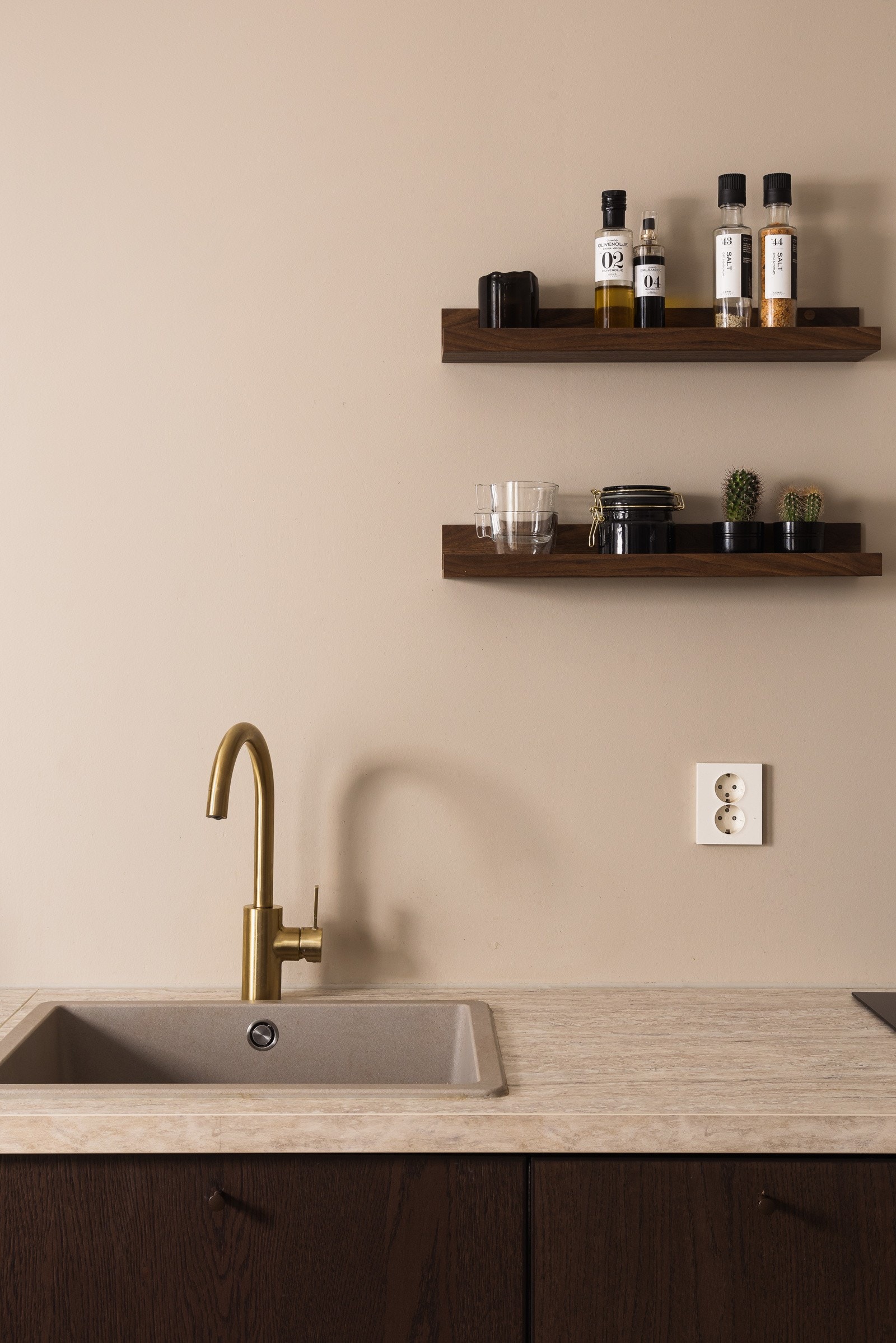 Det er fine detaljer, som f.eks. armatur i bronsefarge. Galleribilde