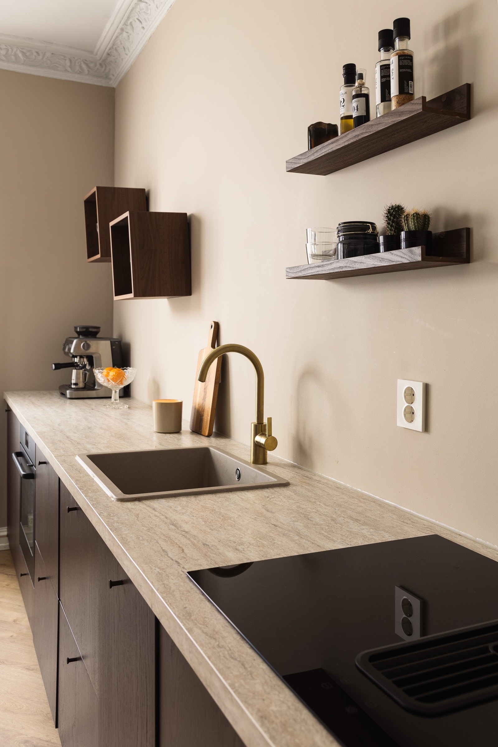 Koketoppen på kjøkkenet har nedtrekksvifte. Så slipper du en sånn diger kladd på veggen. Galleribilde