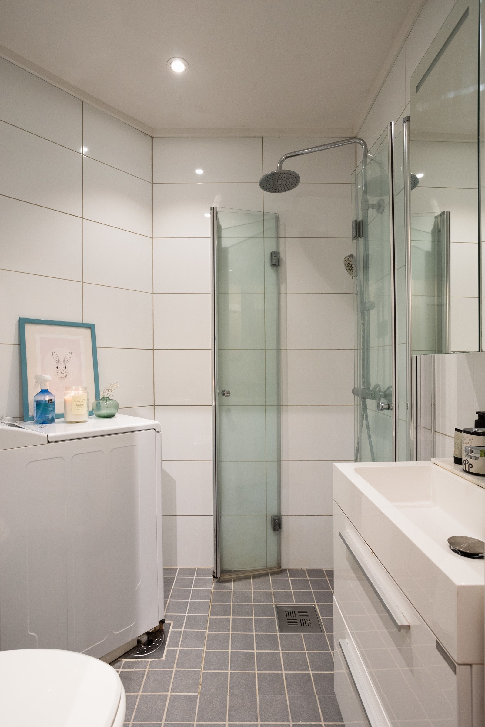 Badet er flislagt og fint, med innfellbare dusjdødrer i glass. Galleribilde