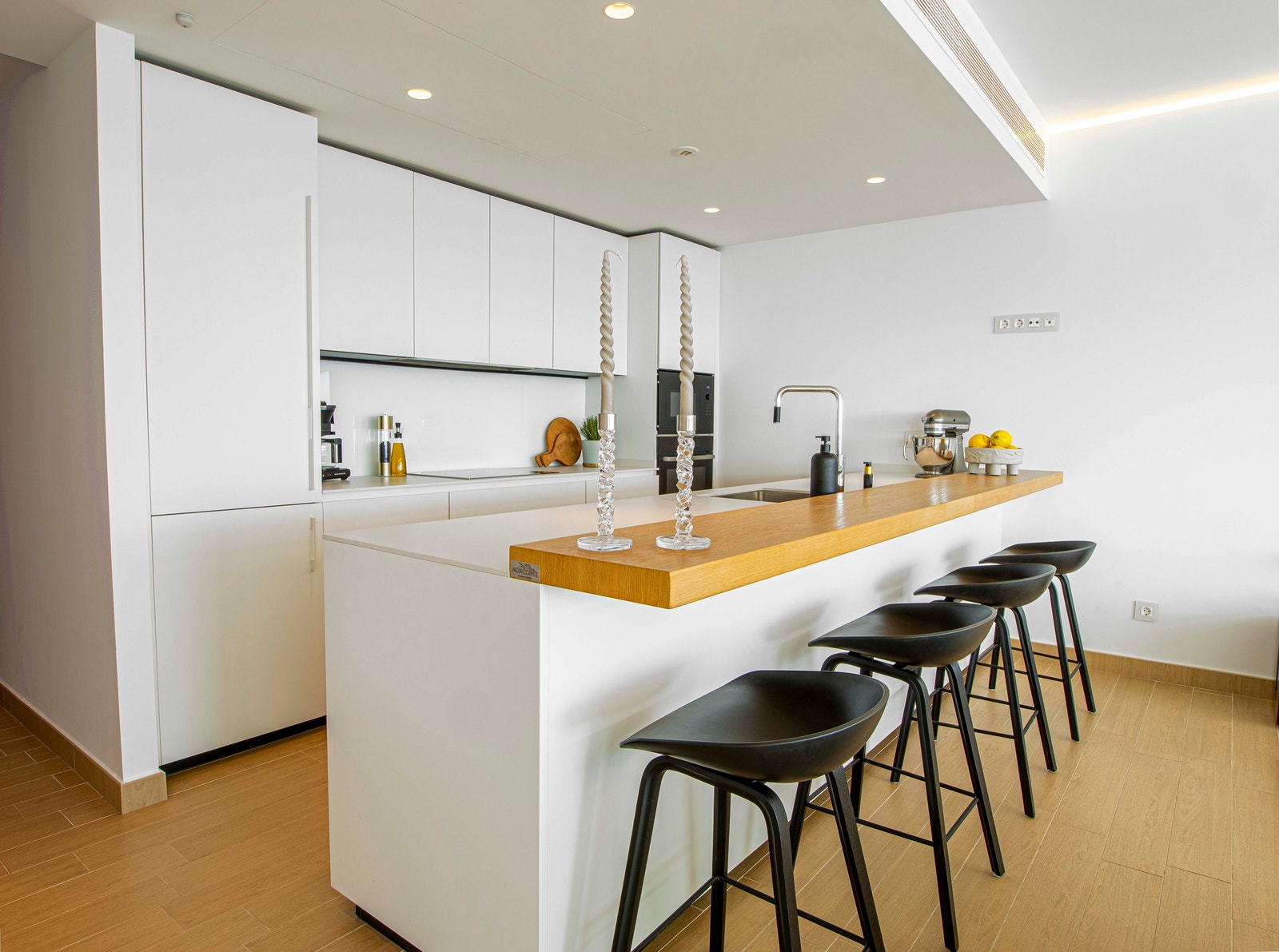 Kjøkken med glatte fronter. Galleribilde