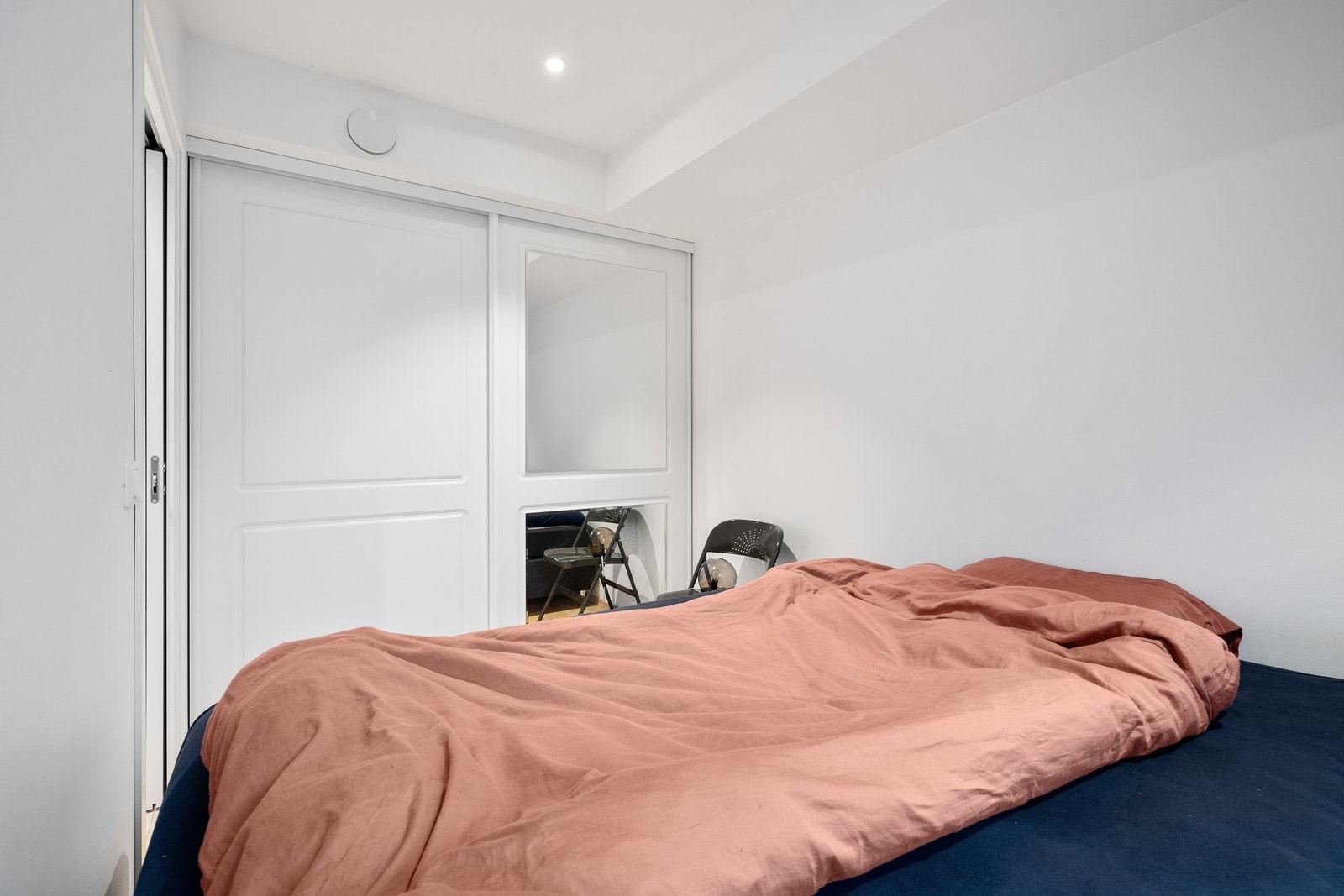 Her har du godt med plass til seng av god størrelse og annet møblement etter ønske. Soverommet er i dag utstyrt med et praktisk skyvedørsgarderobe som vil medfølge i handelen. Galleribilde
