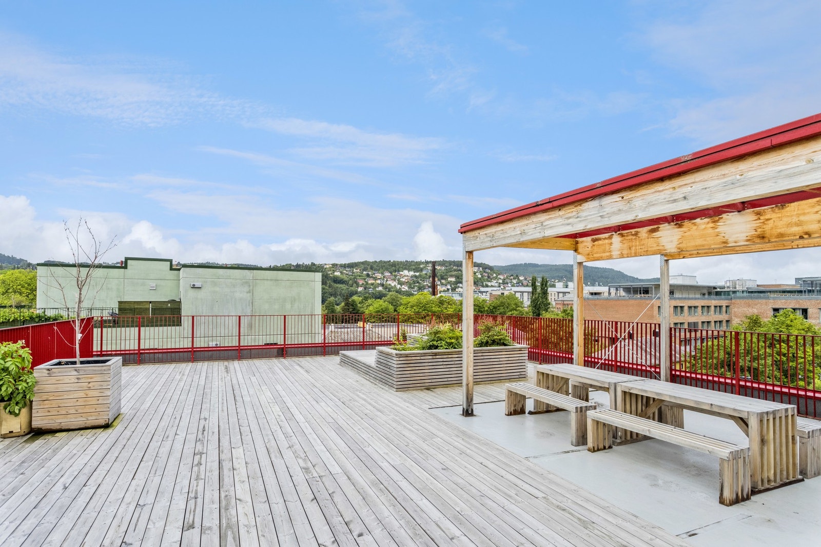 Sammen med leiligheten vil du også kunne disponere sameiets takterrasse. Takterrassen har gode solforhold hele dagen og godt med plass til å etablere flere sittegrupper hvor man kan samle venner og bekjente. Galleribilde