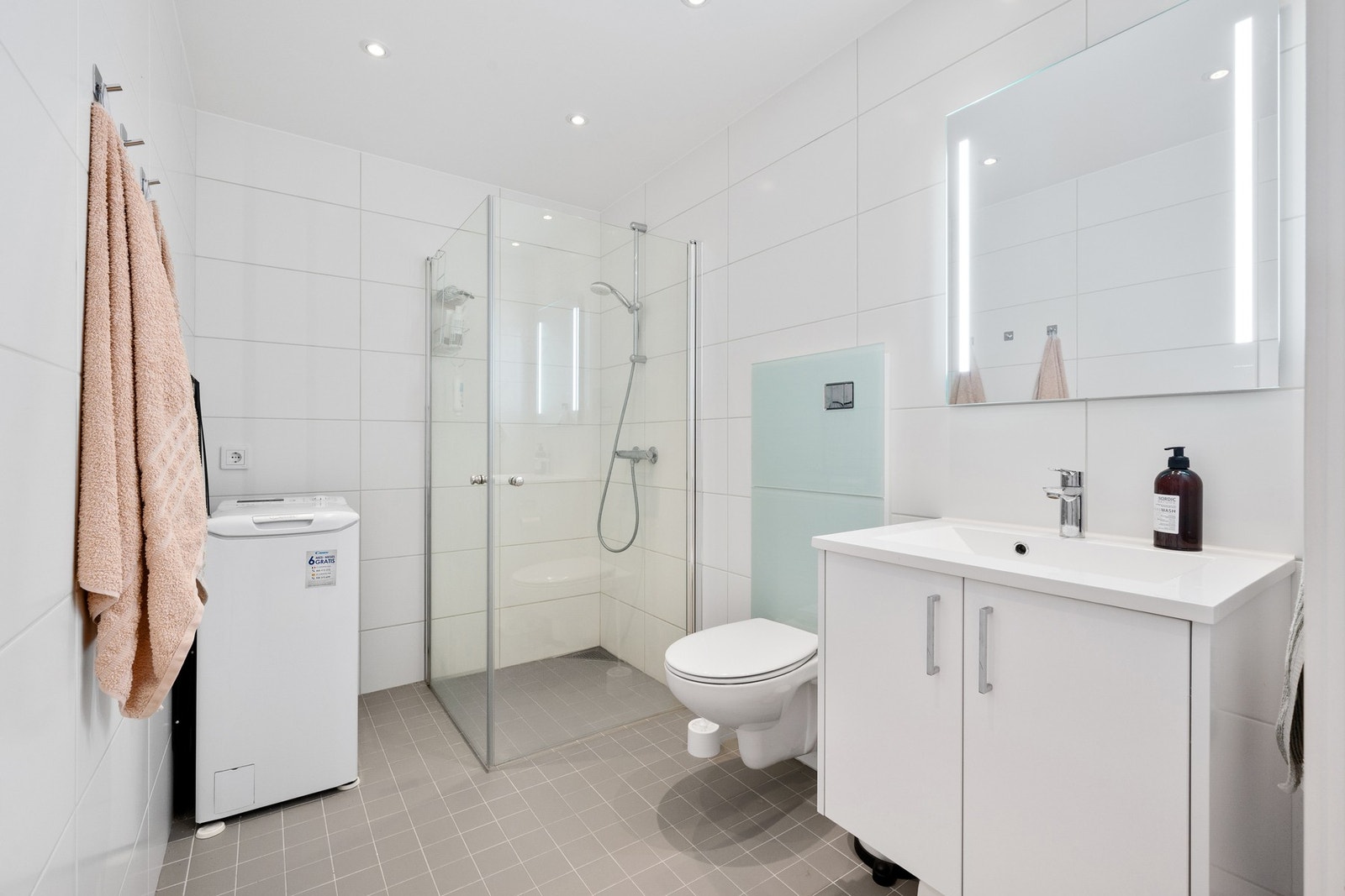 Nydelig flislagt bad med varmekabler i gulv målt til 4,6 kvm. Badet har mottatt tilstandsgrad 0/1 fra byggesakskyndig på samtlige punkter. Galleribilde