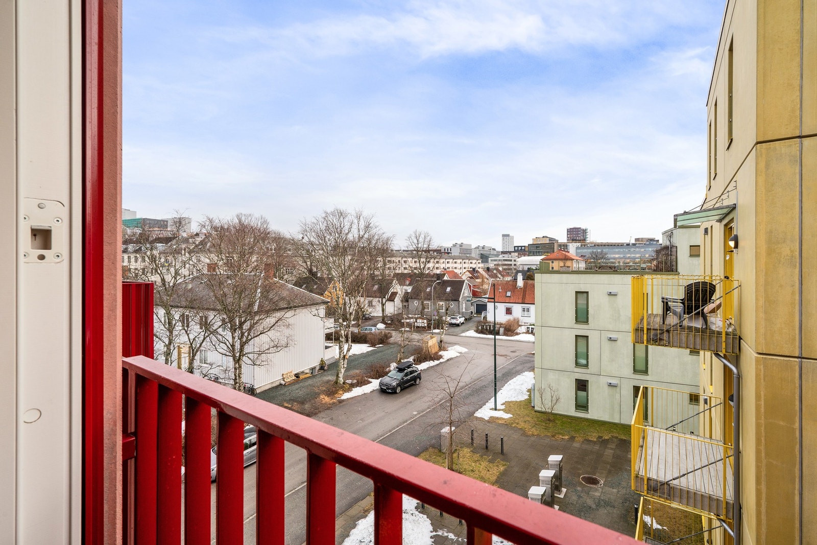 Fra stuen har du utgang til leilighetens flotte franske balkong vendt mot rolige omgivelser. Galleribilde