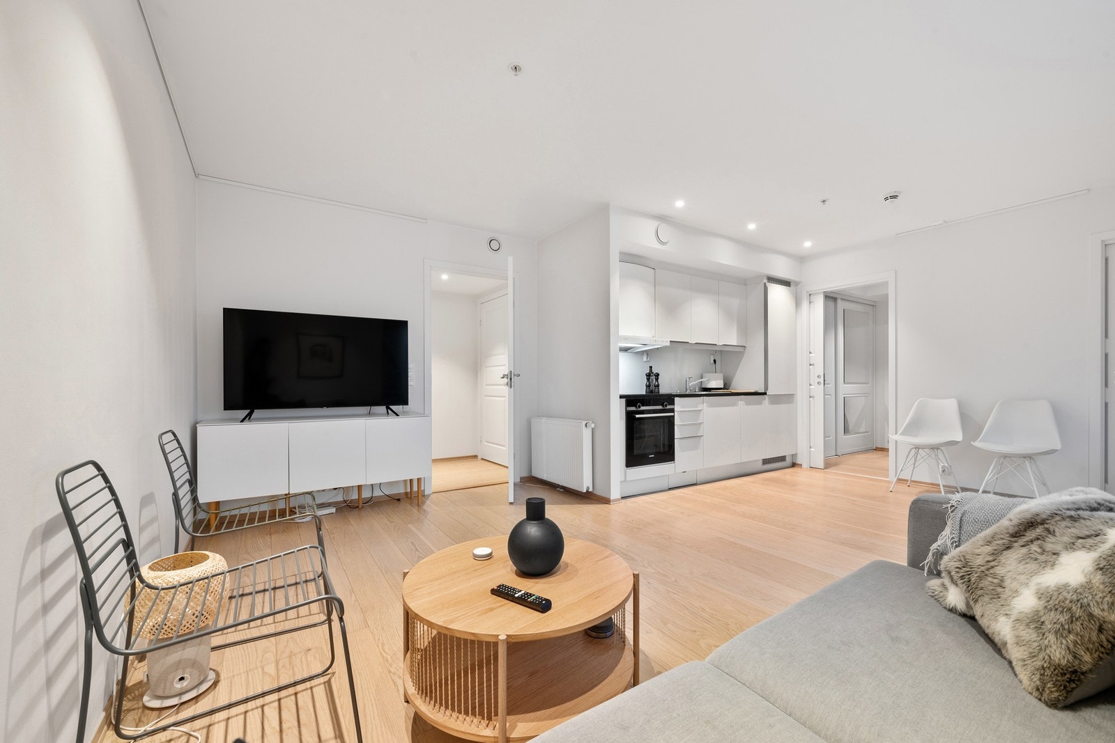Bygget ble oppført i 2019 og holder med det en moderne standard med alt du kan forvente av moderne kvaliteter, deriblant fjernvarme og balansert ventilasjon. Galleribilde