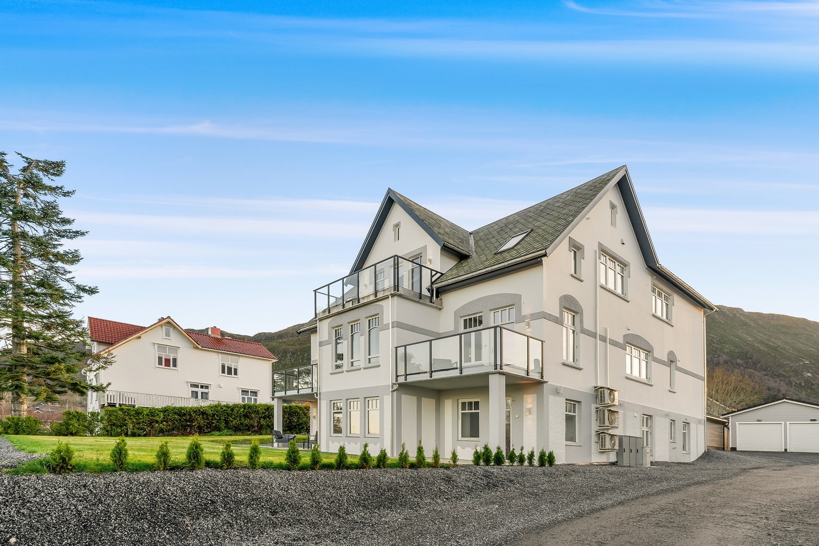 Flott og moderne leilighet beliggende i nyrenovert leilighetsbygg, sentralt på Hareid. Galleribilde