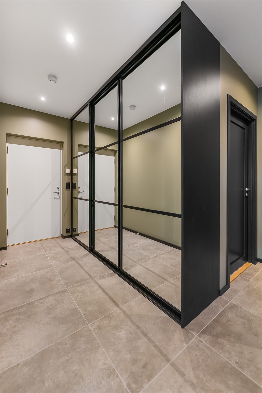 Gang med varmekabler i gulv. Stor og praktisk skyvedørsgarderobe. Galleribilde