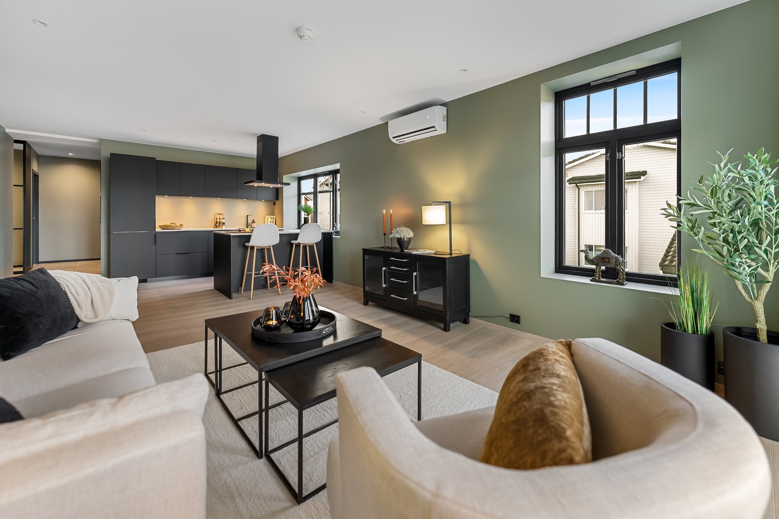 Åpen løsning til kjøkken. Galleribilde