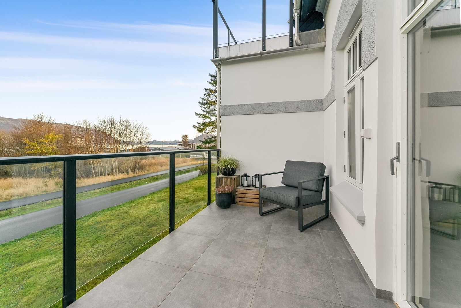 Leiligheten ligger i 2. etasje og har veranda med fin utsikt. Galleribilde