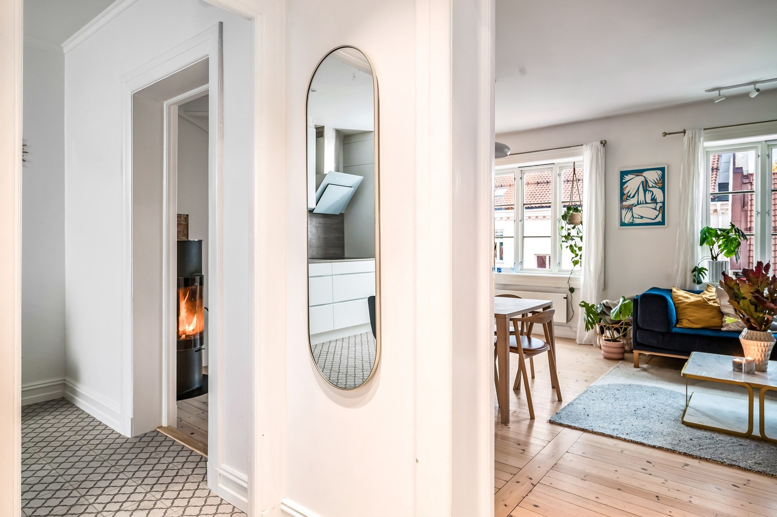 Inngang til stue og entré, med pene gulvdetaljer som originale tregulv og håndmalte marokkanske fliser i entré og på kjøkken. Galleribilde