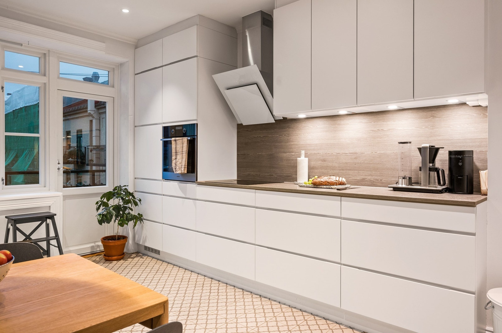 Integrerte hvitevarer på kjøkkenet som medfølger. God plass til spisebord. Galleribilde