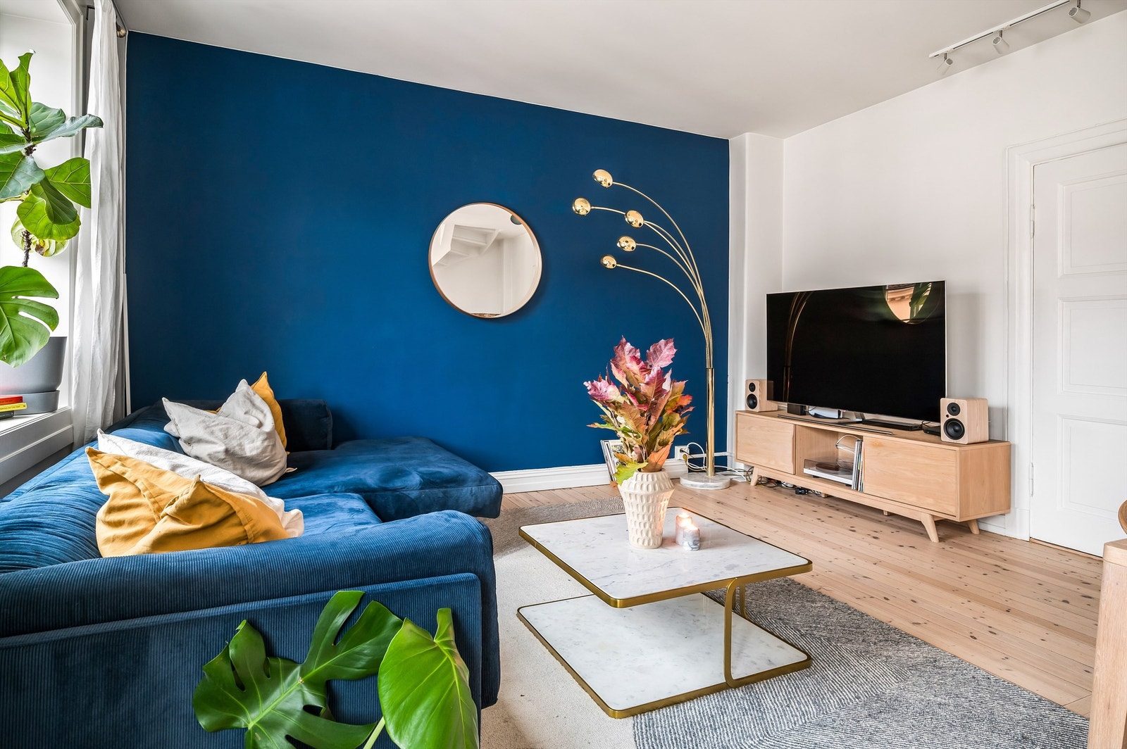 Stue med original dør i heltre som går til entréen. Galleribilde