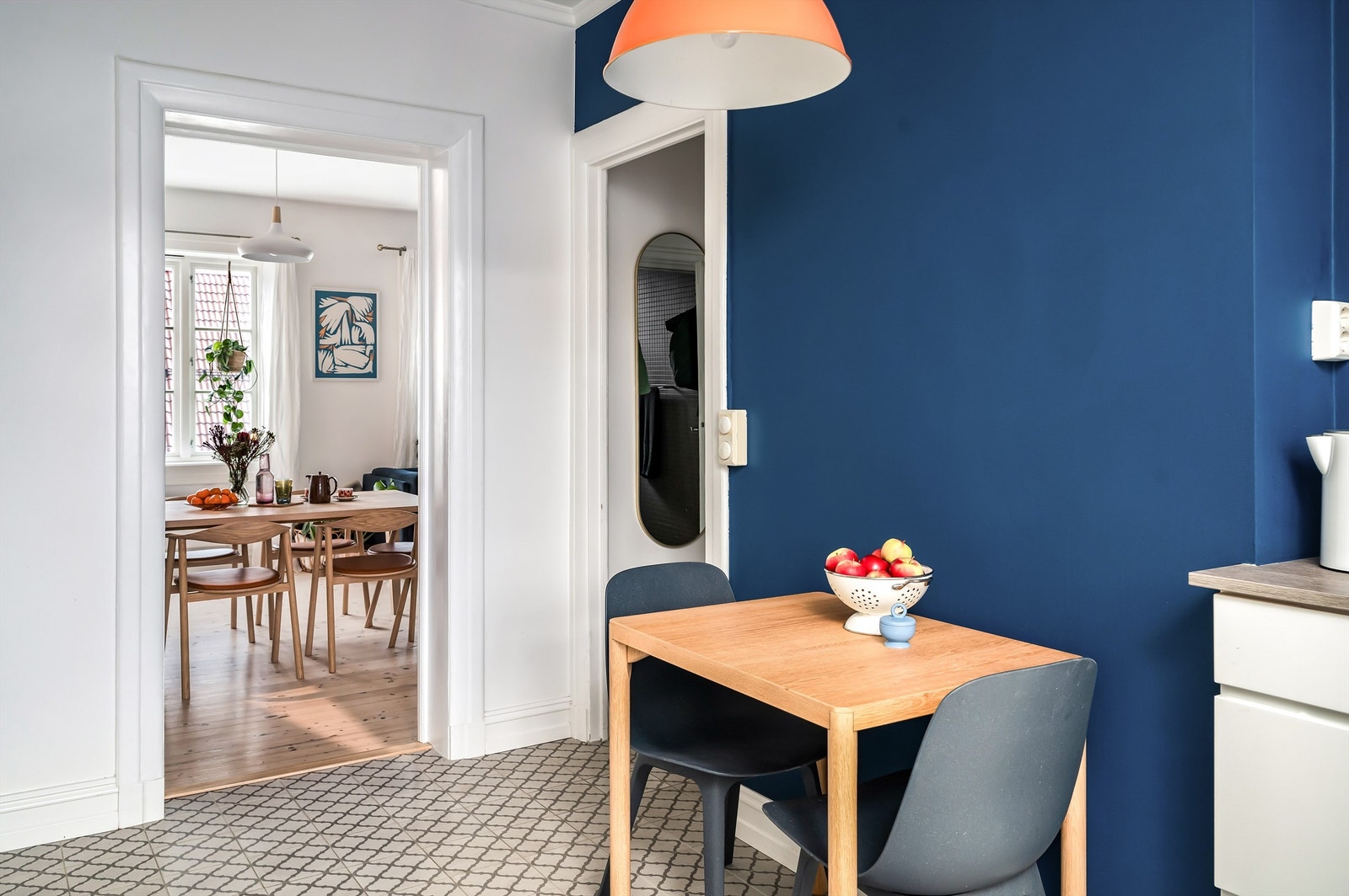 Inngang til kjøkkenet fra entréen. Galleribilde