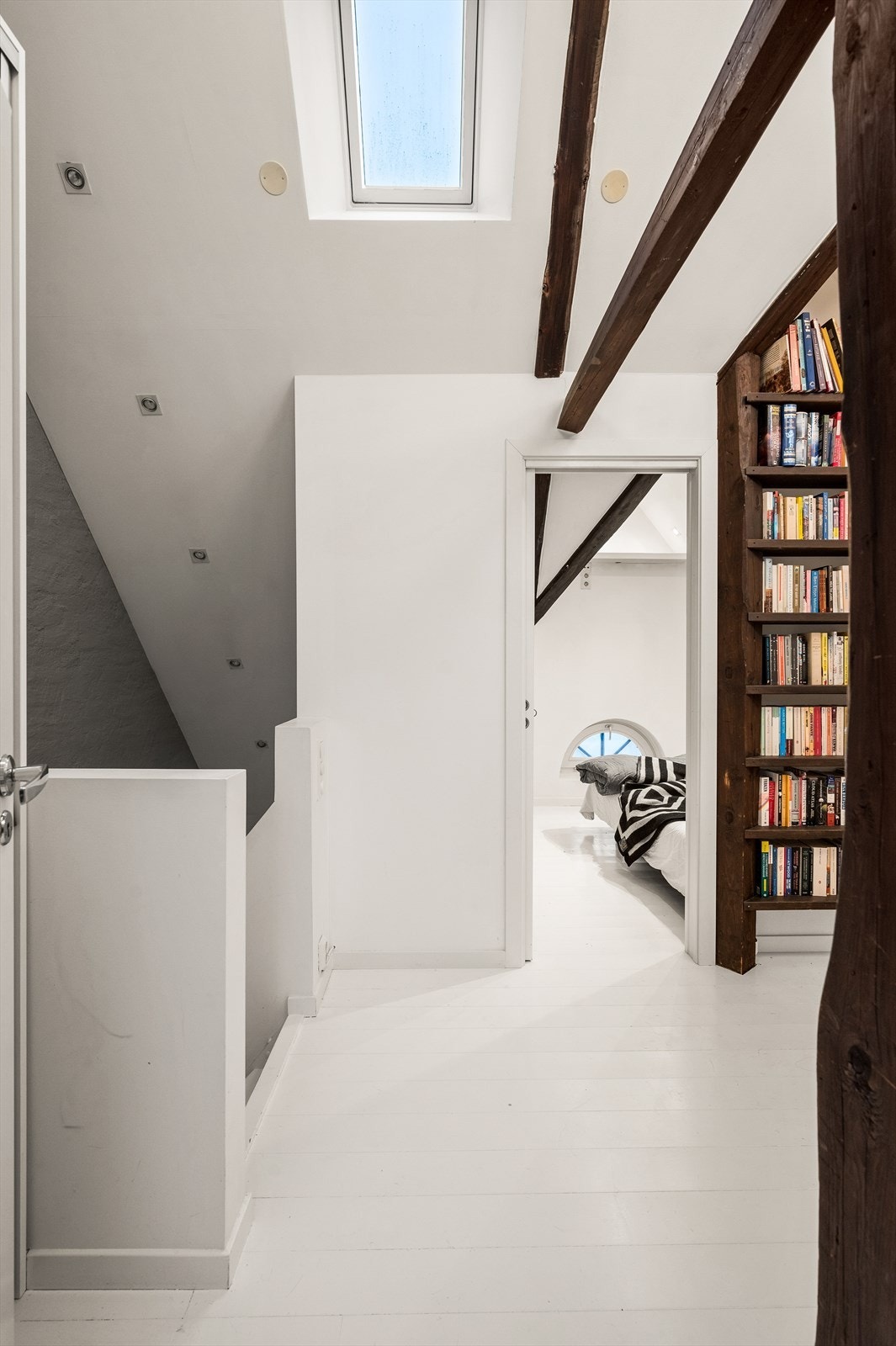 Åpen og luftig gang med vindu. Galleribilde