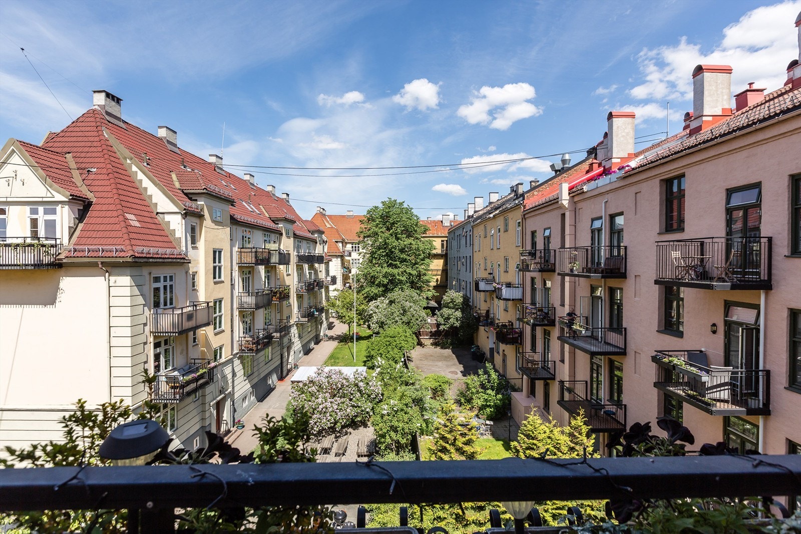 Utsyn mot borettslagets fellesområder (bilde tatt før fasaderenoveringen). Galleribilde