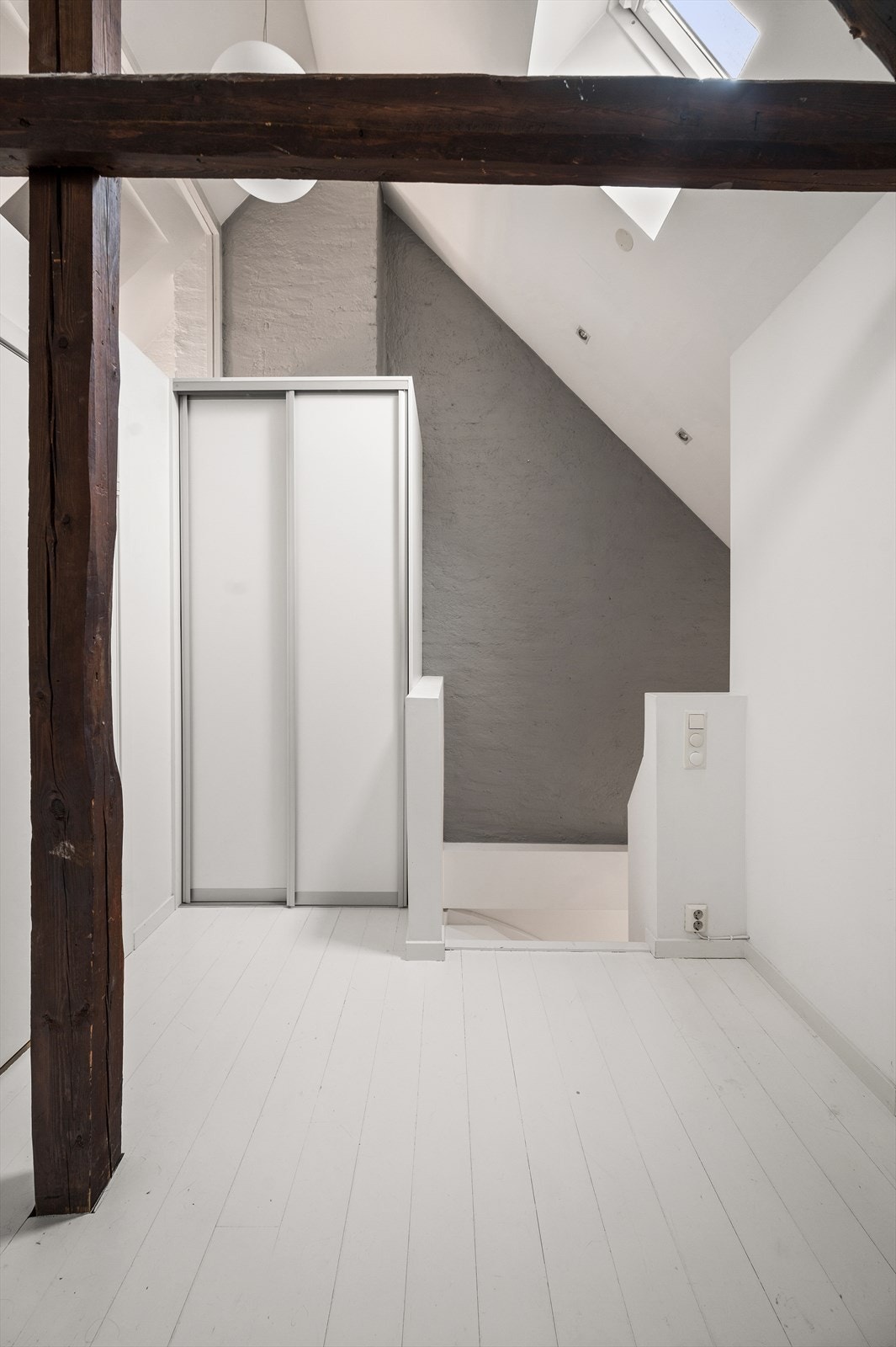 Trapp opp til loftetasjen fra stuen. Plassbygget skap på loftet. Galleribilde
