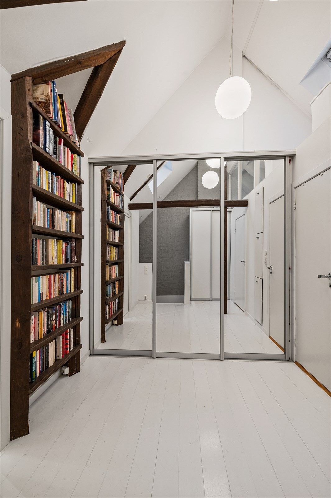 God oppbevaringsplass i hovedtrappeoppgangen. Det er utgang til felles trappeoppgang igjennom skyvedørene. Galleribilde