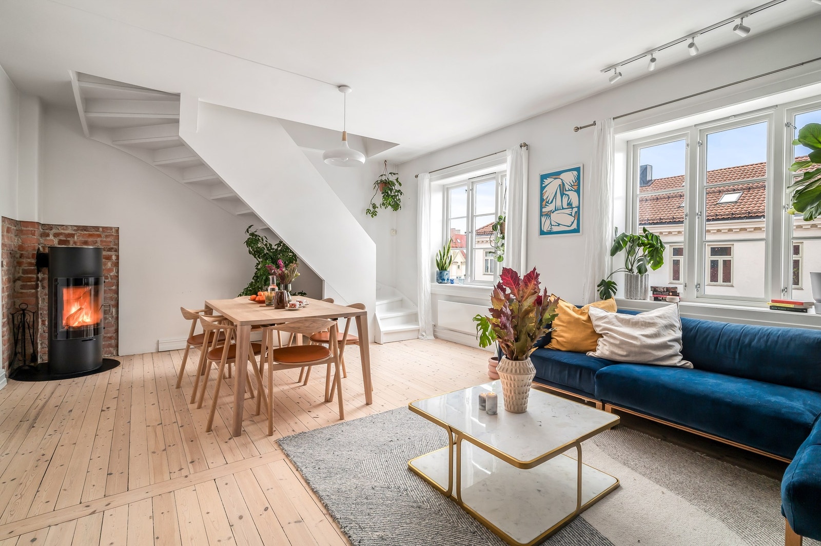 Velkommen til en sjarmerende og pen leilighet over 2-plan. Leiligheten har gjennomgående god takhøyde. Galleribilde