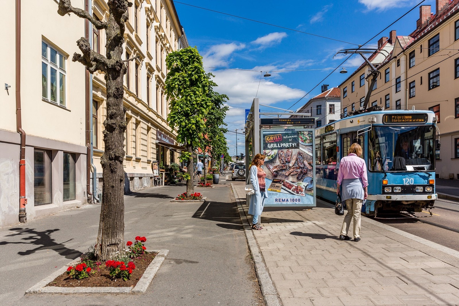 Få minutters gange fra leiligheten til offentlig kommunikasjon som trikk og buss. Galleribilde