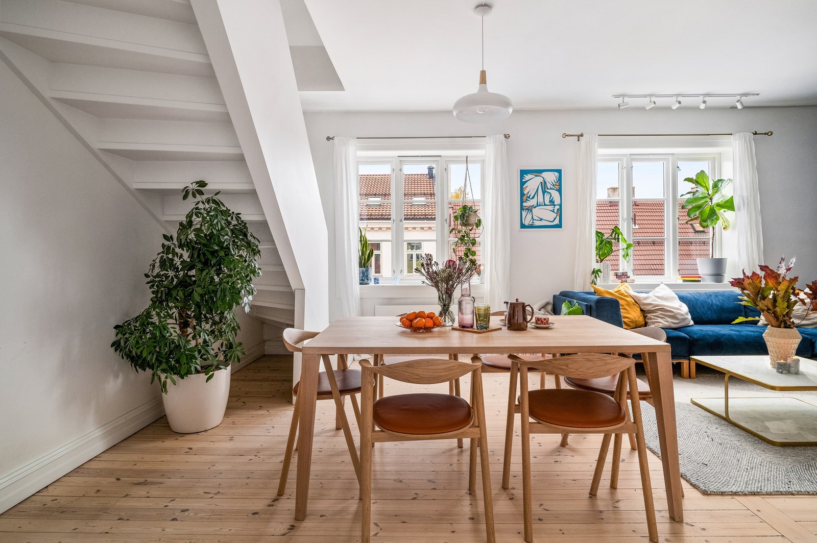 Romslig stue med god plass til flere møbler. Galleribilde