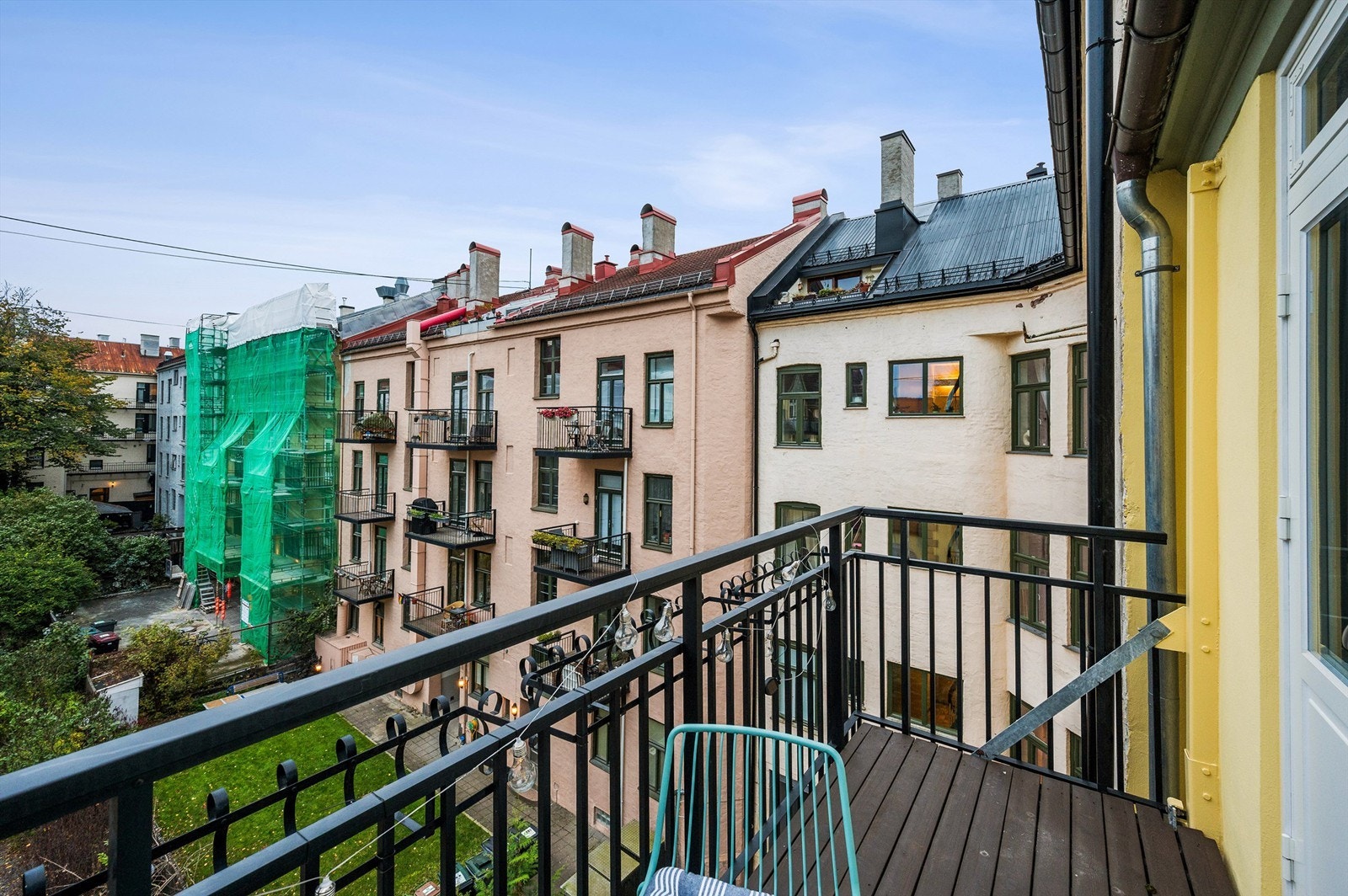 Meget hyggelig utsyn over fellesarealer fra balkongen. Galleribilde