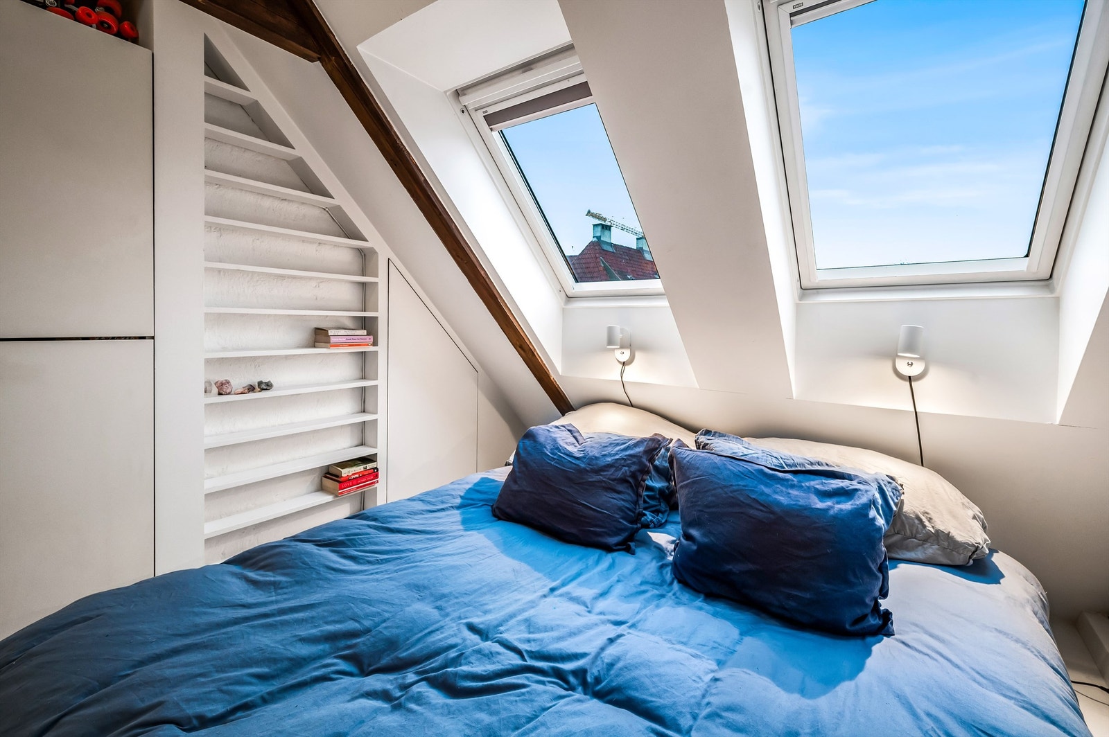 Det er garderobeskap på hovedsoverommet, i tillegg til et innebygget garderobeskap mot enden. Soverommet er mindre i størrelse enn anbefalt iht. teknisk forskrift Galleribilde