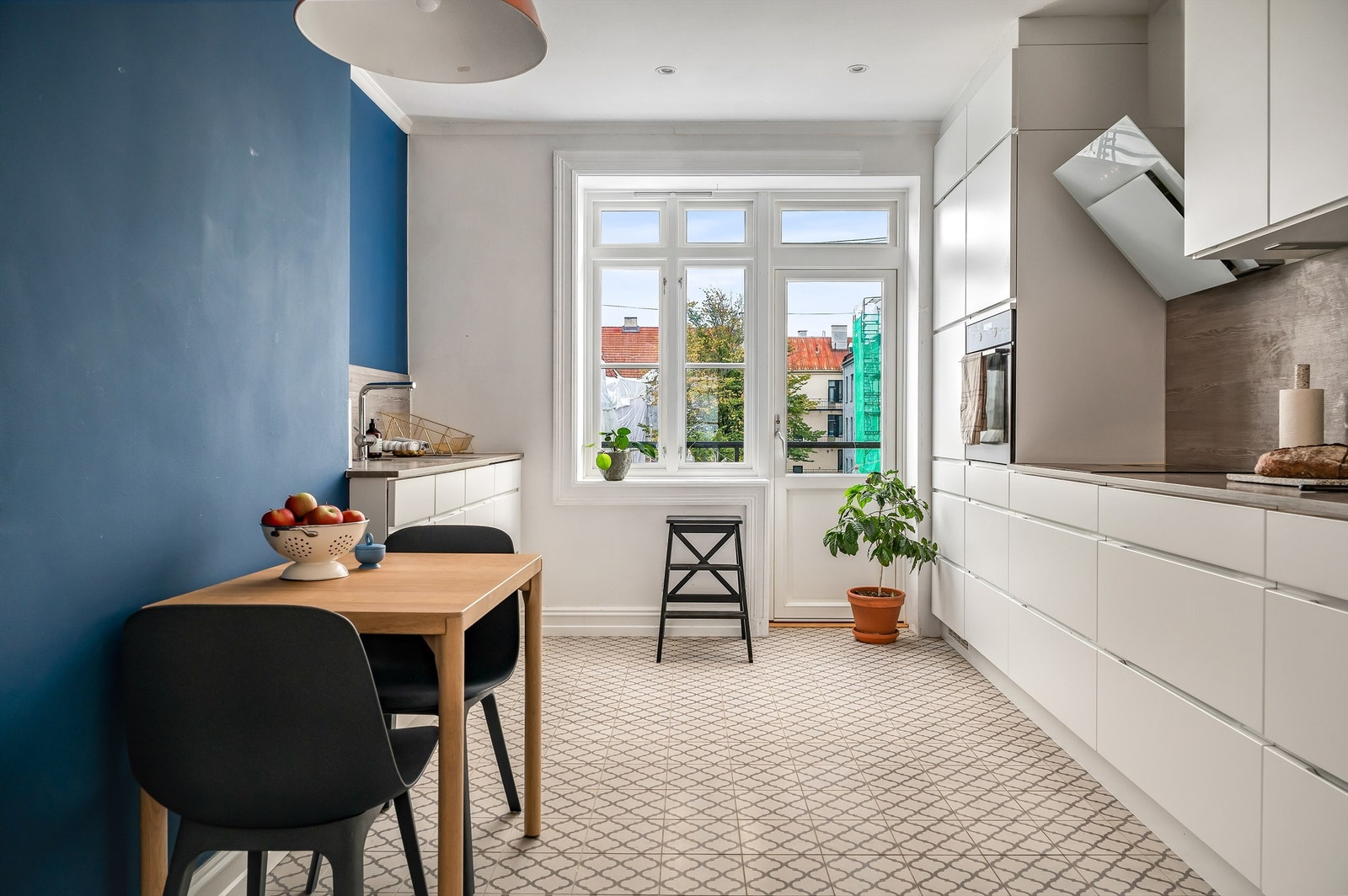 Åpent, luftig og lyst kjøkken med moderne hvitevarer. Utgang til balkong. Galleribilde