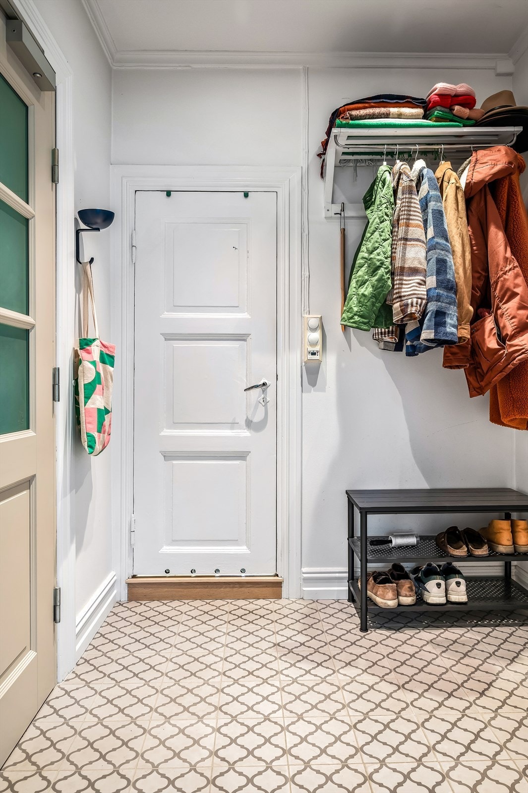 Nyere inngangsdør i klassisk stil. Entréen har meget hyggelig adkomst til leiligheten. Gulvvarme i entréen. Galleribilde