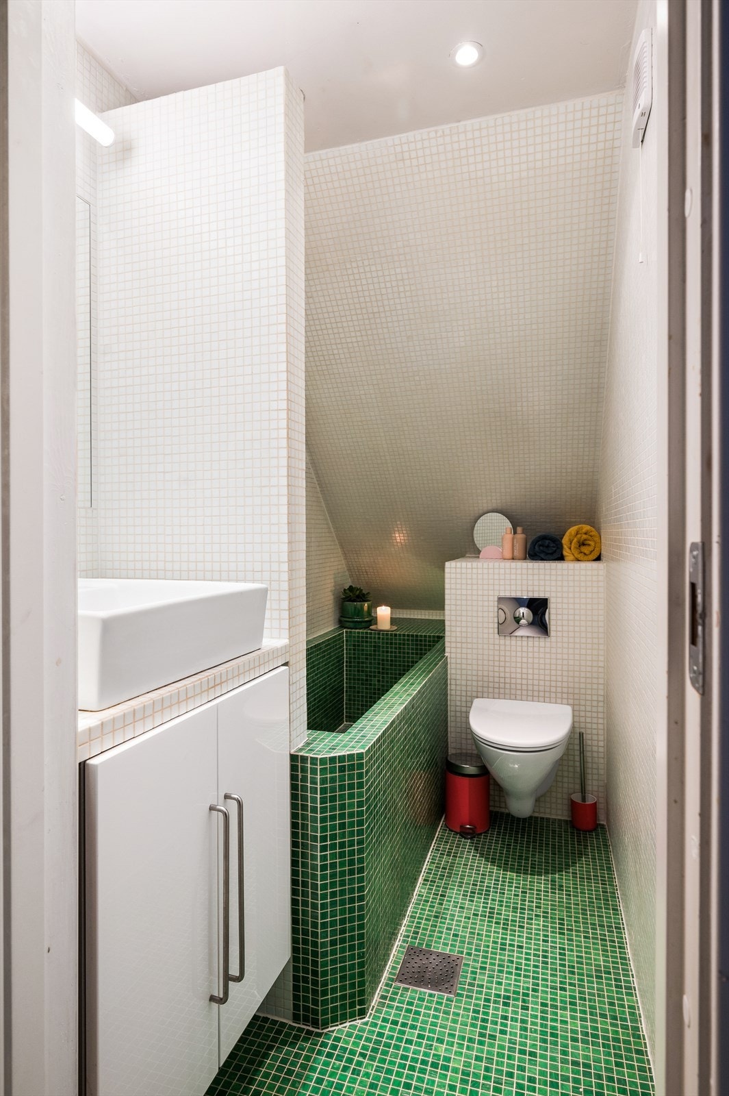 Bad på loftet. Galleribilde