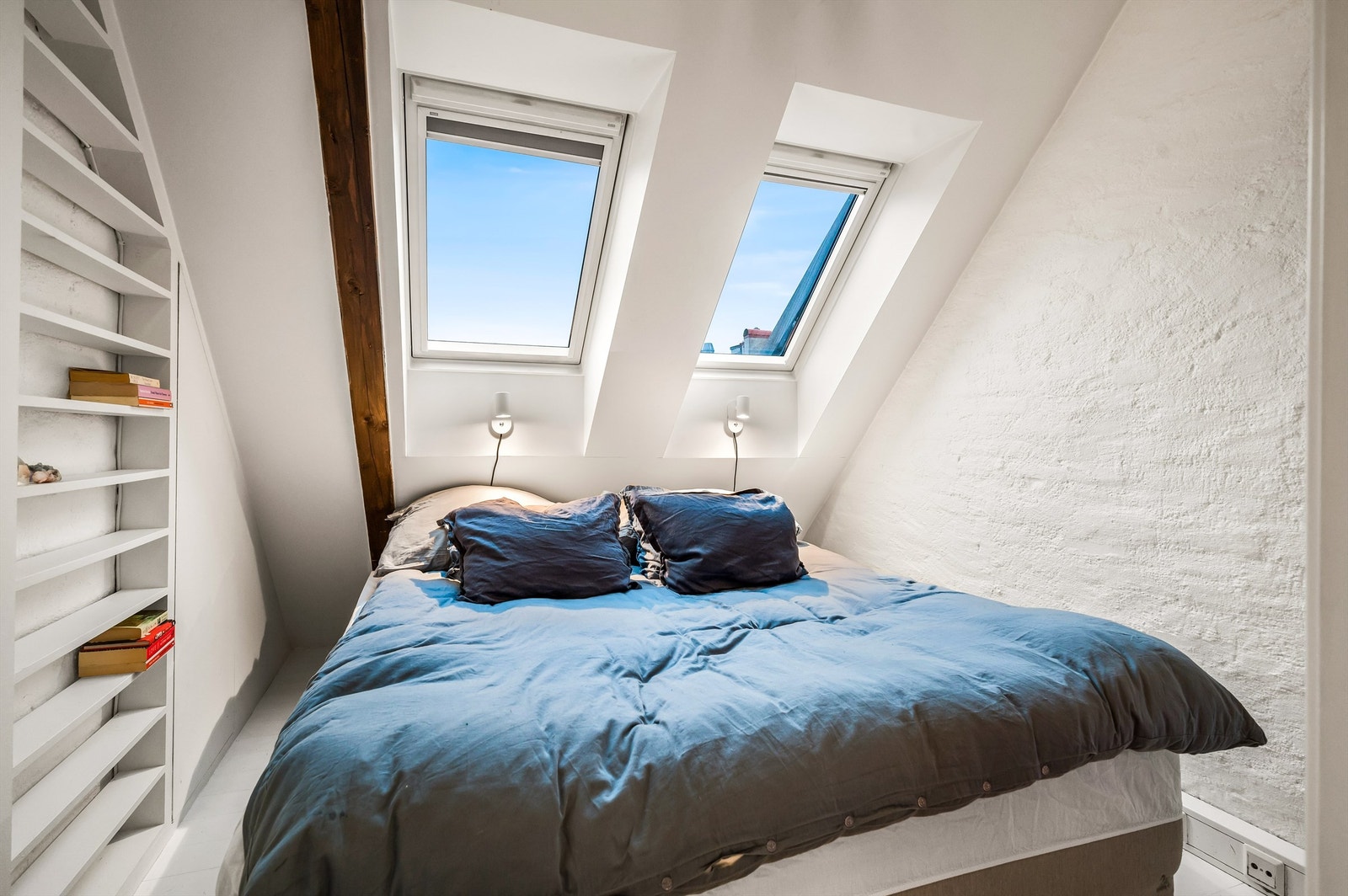 Innredet hovedsoverom med plass til dobbeltseng og nattbord. Soverommet er mindre i størrelse enn anbefalt iht. teknisk forskrift. Galleribilde