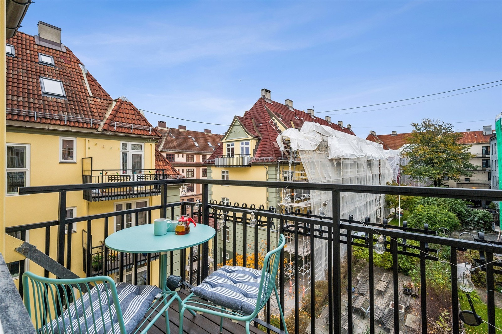 Balkongen har god plass til sittegruppe. Galleribilde