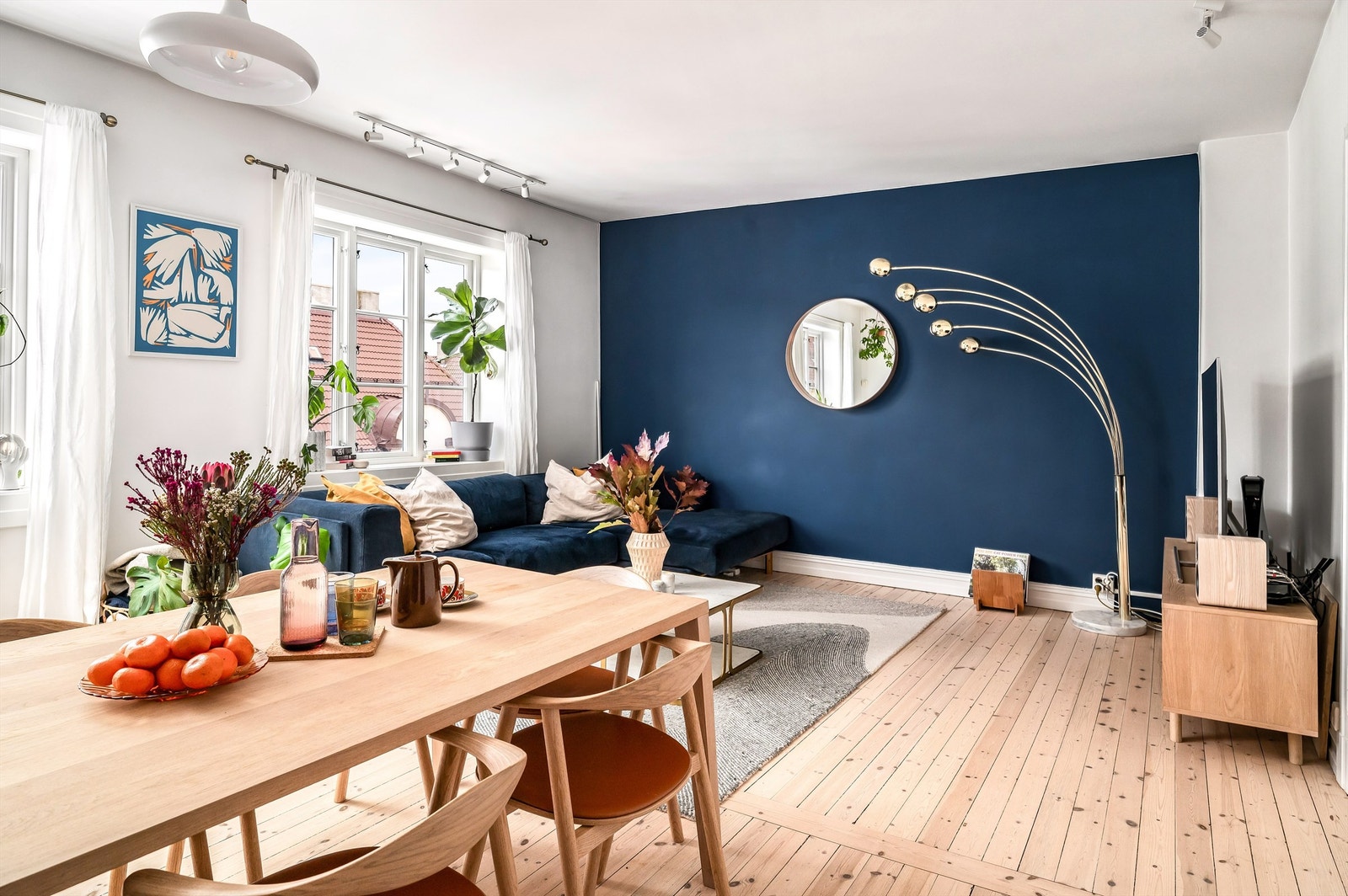 Tidligere var stuen delt i to rom, der soverommet til etasjen forelå. Alternativ planløsning for dette ligger vedlagt i salgsoppgaven. Galleribilde