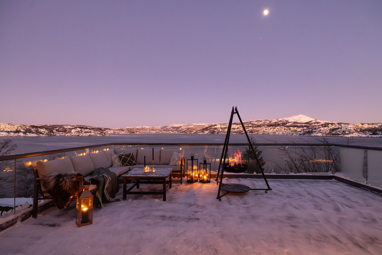 En fantastisk enebolig med sjøutsikt, garasje og flere utleiemuligheter. Galleribilde