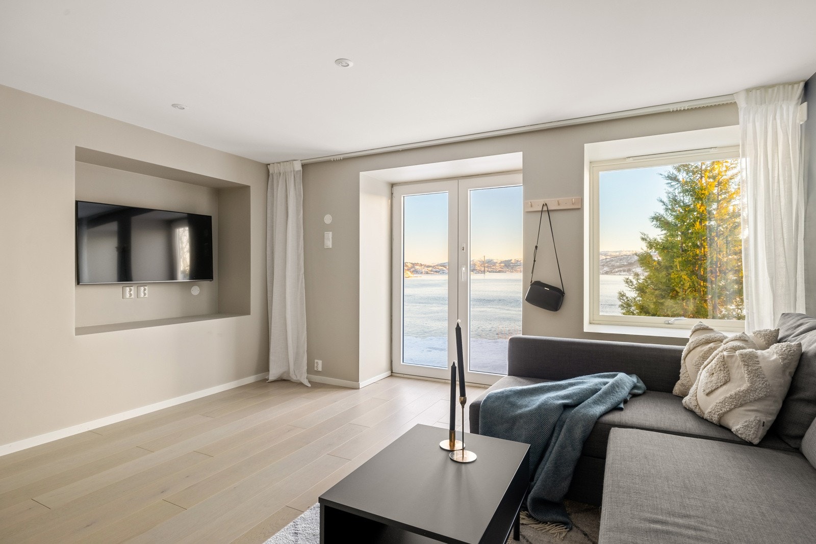 Stuen er meget romslig og ble bygget på i 2012, men oppusset i 2019. Galleribilde