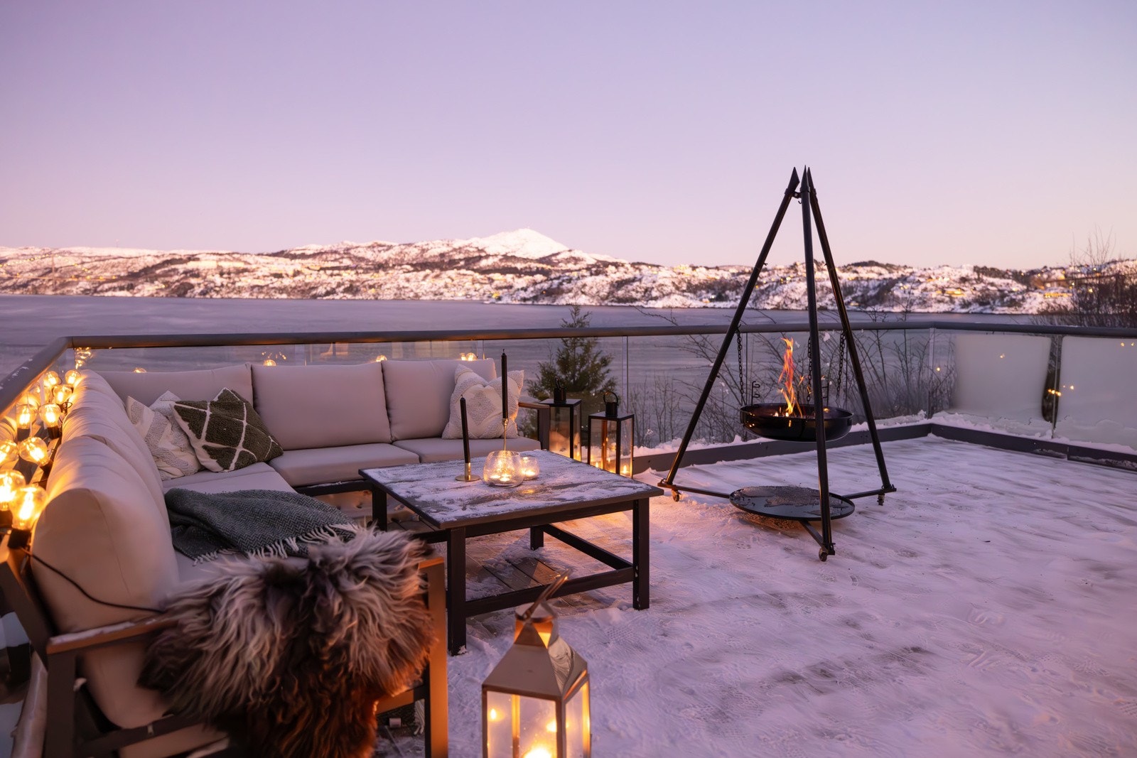 Fra stuen er det utgang til en romslig balkong på 45 kvm. Galleribilde