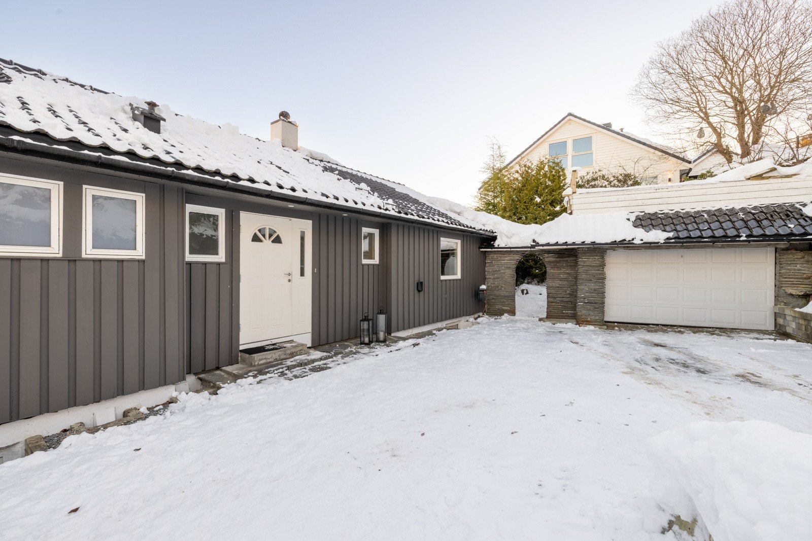 Det er installert elbil-lader på husvegg Galleribilde