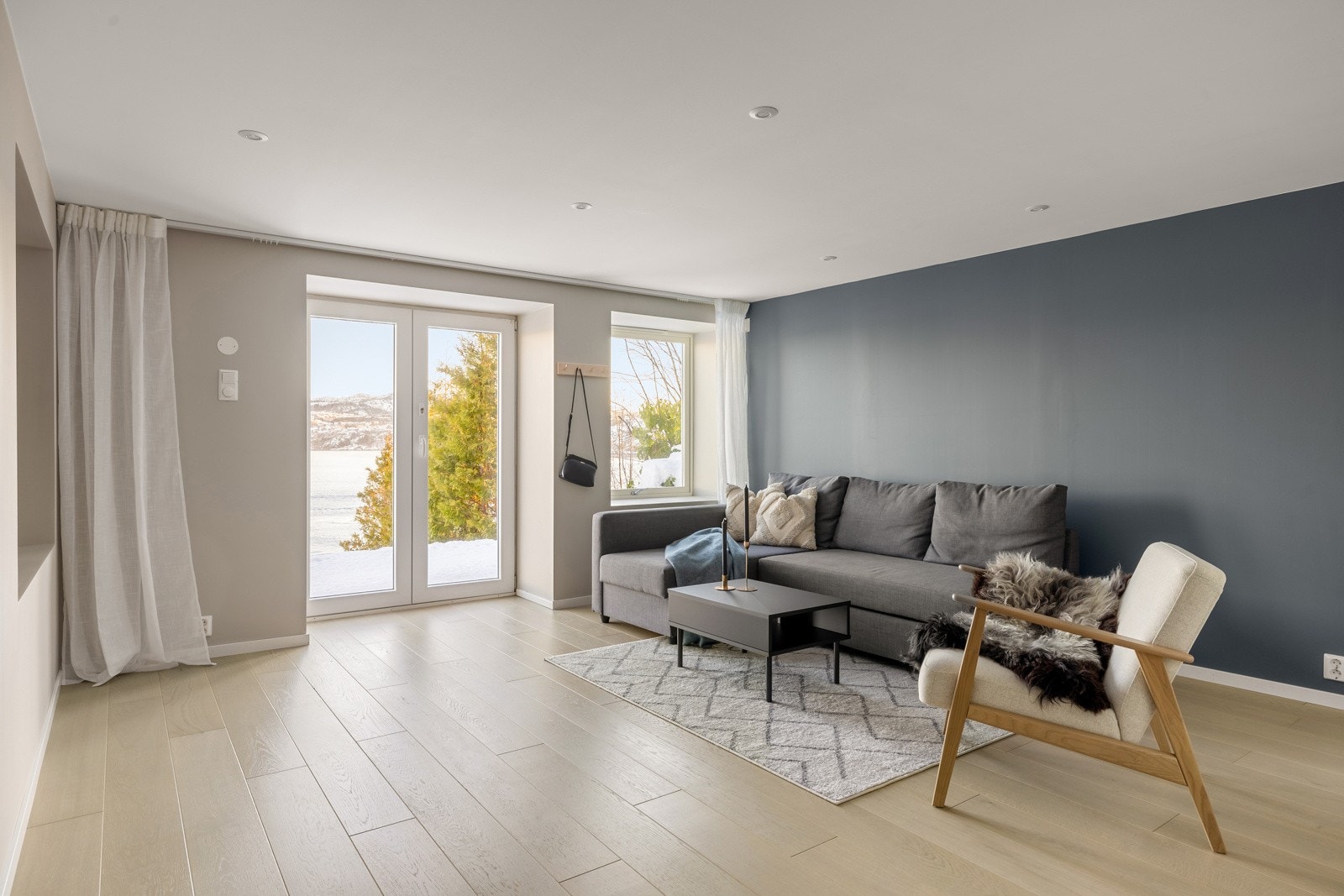 Denne delen av underetasjen består av gang/trapp, bad, kjøkken, bod og stue/sovealkove. Galleribilde