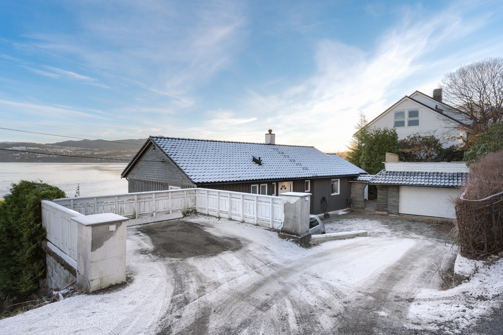Tomten har rikelig med parkeringsplass, samt garasje. Galleribilde