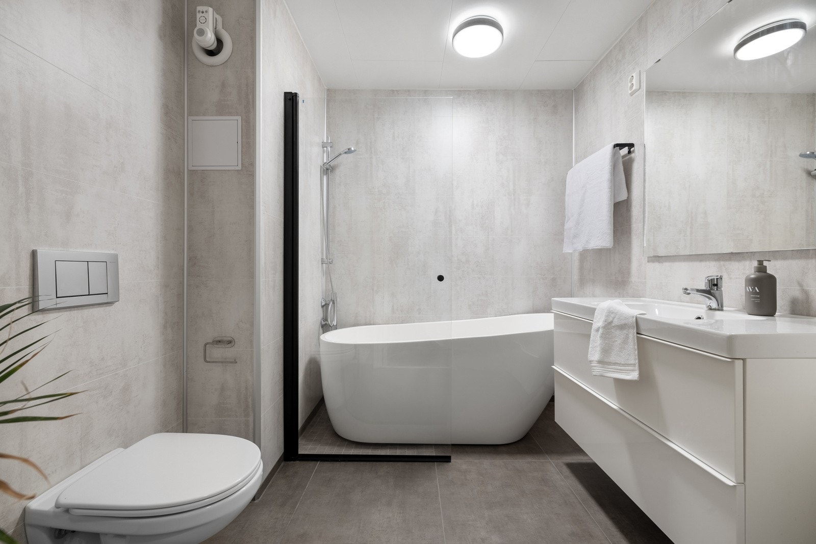 Badet er fra 2016 og har fliser på gulv og baderomsplater på vegger. Galleribilde