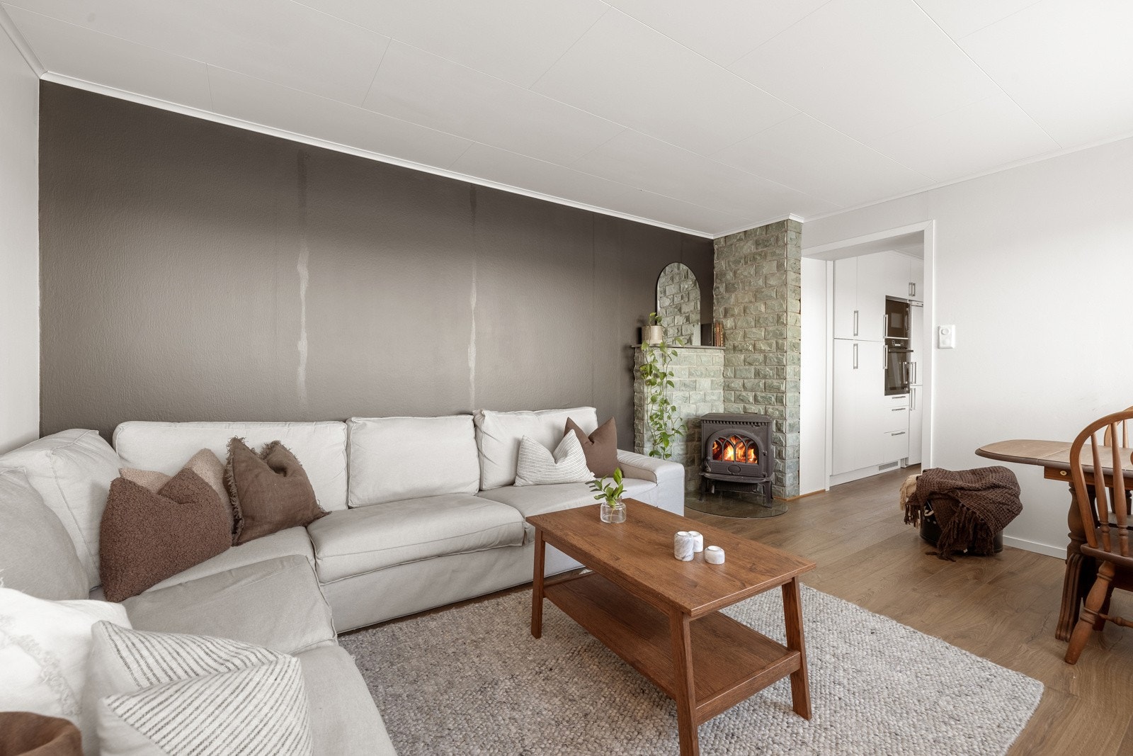 Stuen er romslig nok til å innrede med både sofakrok og spisestue. Galleribilde