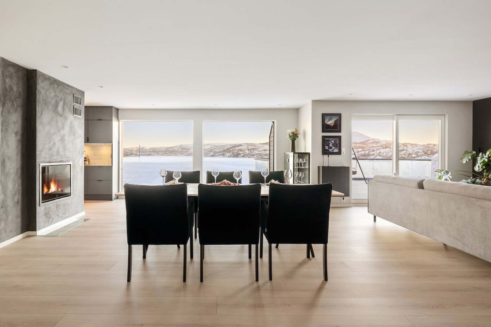 Eiendommen gir deg panoramautsikt som spenner seg fra Askøy, Hjeltefjorden og byfjorden, til deler av Bergen Vest-området og de majestetiske byfjellene. Galleribilde