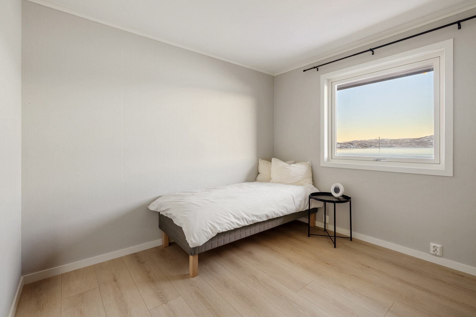 Etasjens andre soverom er også av god størrelse, og egner seg perfekt som gjesterom eller kontor. Galleribilde