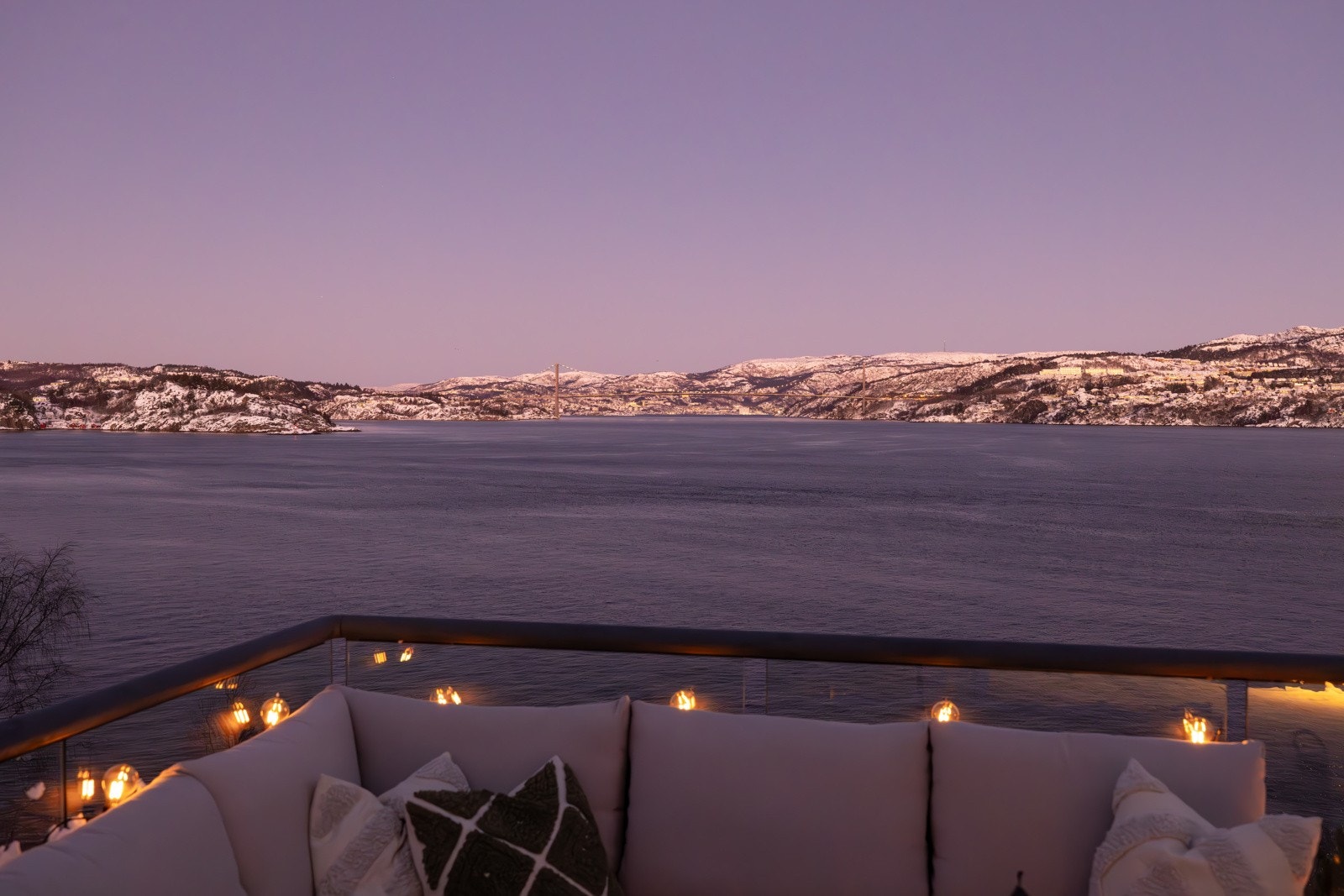 Her nyter du gode solforhold, fri utsikt og en fin beliggenhet i et hyggelig og barnevennlig nabolag. Galleribilde